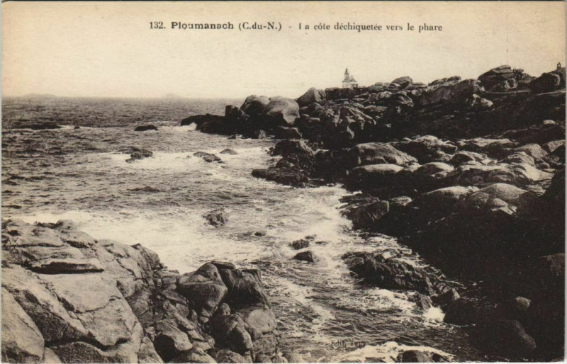 Carte postale ancienne Ploumanach La Cote Dechiquetee vers le Phare