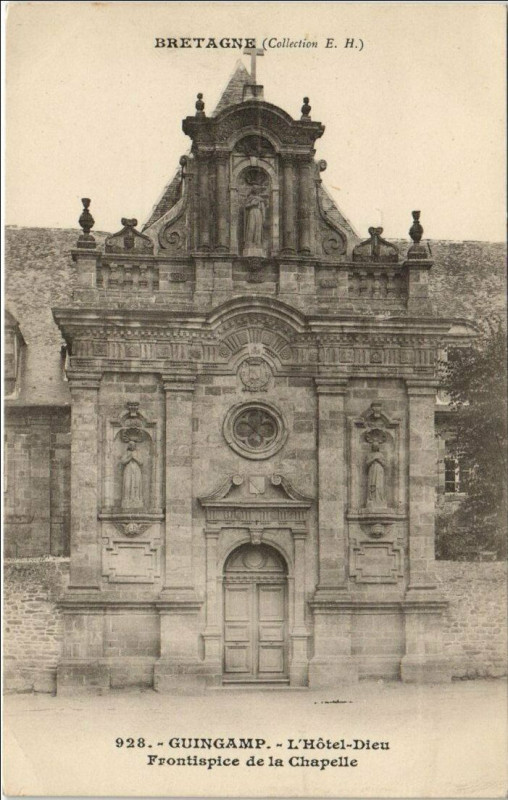 Carte postale ancienne Guingamp L'Hotel-Dieu - Frontispice de la Chapelle à Guingamp