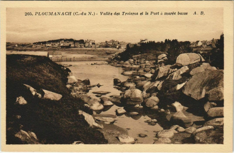 Carte postale ancienne Ploumanach Vallee des Troieros et le Port a Maree Basse