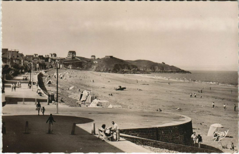 Carte postale ancienne Le Val-Andre La Plage et la Pointe de la Guette