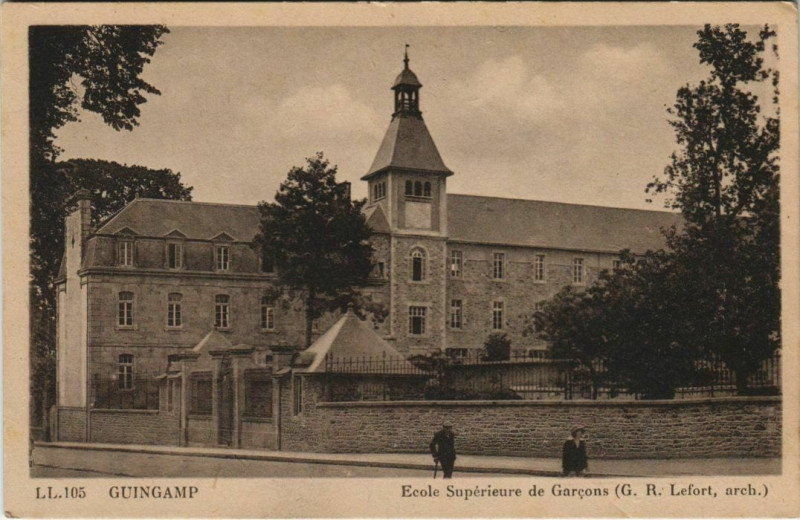 Carte postale ancienne Guingamp Ecole Superieure de Garcons à Guingamp