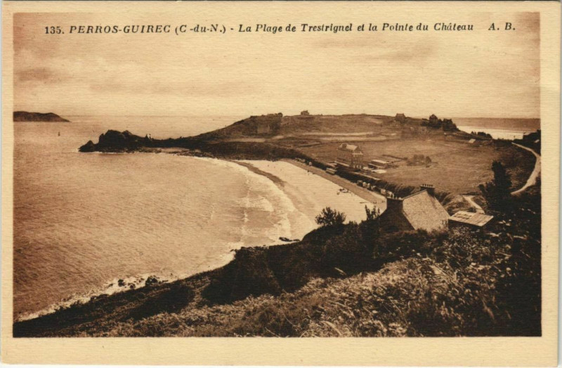 Carte postale ancienne Perros-Guirec La Plage de Trestrigmel et la Pointe du Chateau à Perros-Guirec