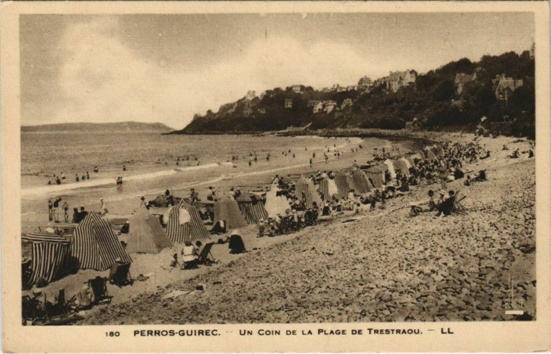 Carte postale ancienne Perros-Guirec Un Coin de la Plage de Trestraou à Perros-Guirec