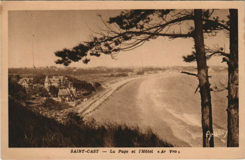 Carte postale ancienne Saint-Cast La Plage et l'Hotel Ar Vro