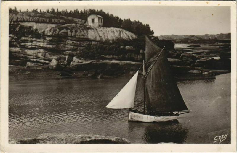 Carte postale ancienne Ploumanach Entree du Port