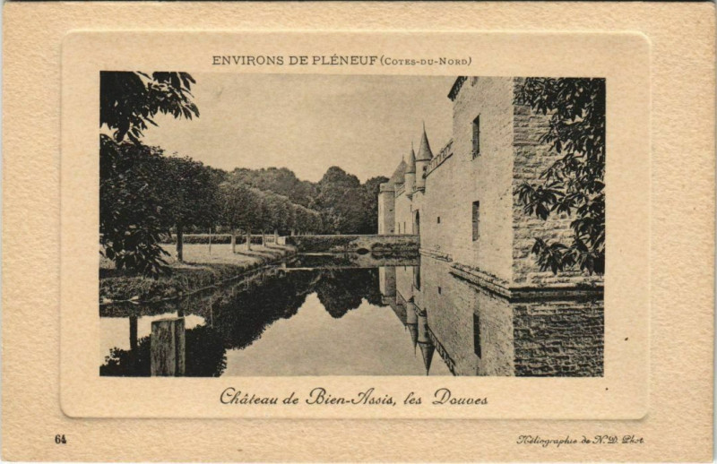 Carte postale ancienne Environs de Pleneuf - Chateau de Bien-Assis - Les Douves