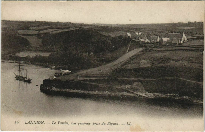 Carte postale ancienne Le Yaudet, vue generale prise du Beguen à Ploulec'h