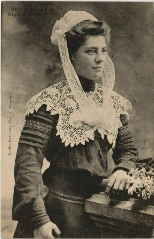 Carte postale ancienne Bonnet de Chatelaudren France