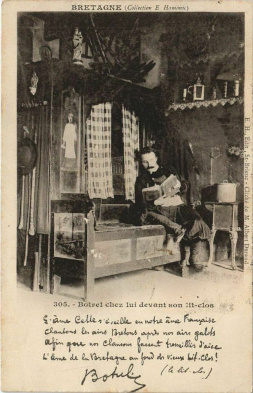 Carte postale ancienne Botrel chez lui devant son lit-clos France