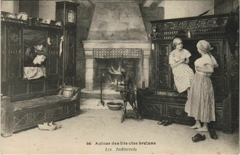 Carte postale ancienne Les Indiscrets France