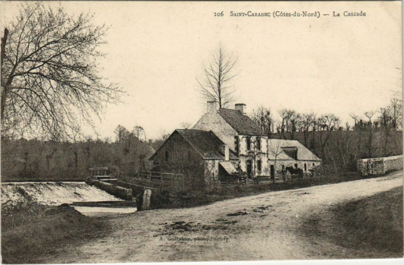 Carte postale ancienne Saint-Caradec - La Cascade à Trévé