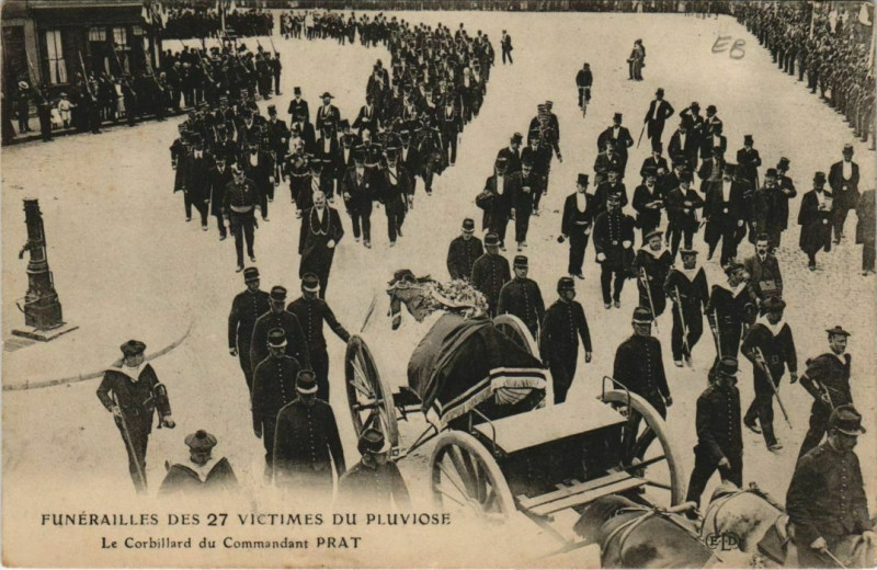 Carte postale ancienne Le Corbillard du Commandant Prat France à Prat