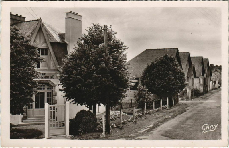 Carte postale ancienne Callac Rue du Dispensaire France à Callac