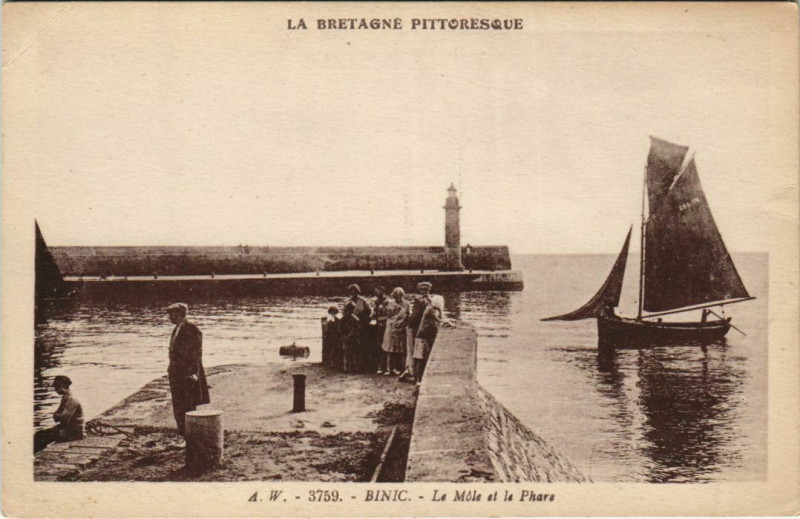 Carte postale ancienne Binic Le Mole et le Phare France