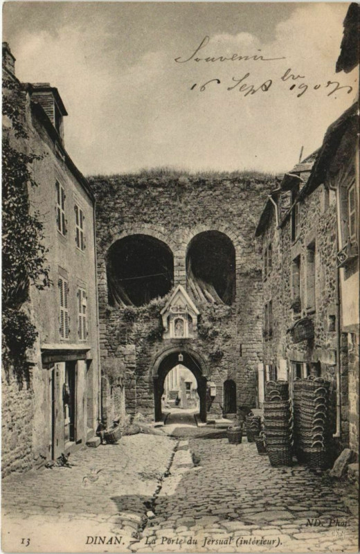 Carte postale ancienne La porte du Jersual à Dinan