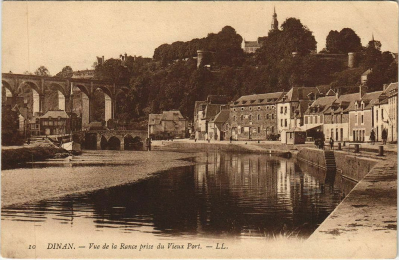 Carte postale ancienne Dinan Vue de la Rance prise du Vieux Port France à Dinan
