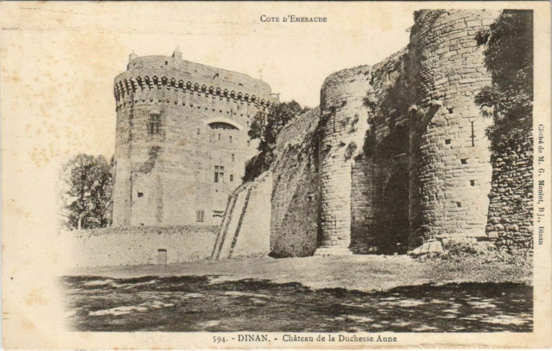 Carte postale ancienne Dinan Chateau de la Duchesse Anne France à Dinan