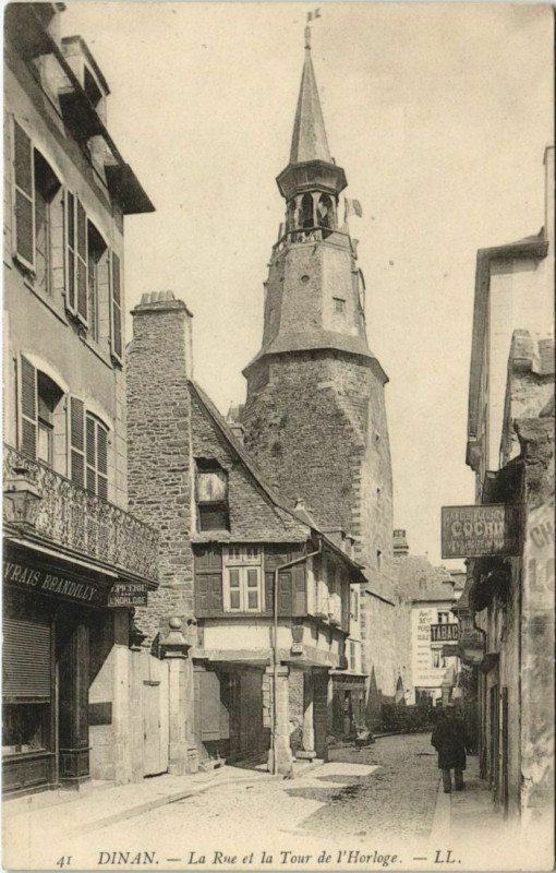 Carte postale ancienne Dinan La Rue et la Tour de l'Horloge France à Dinan