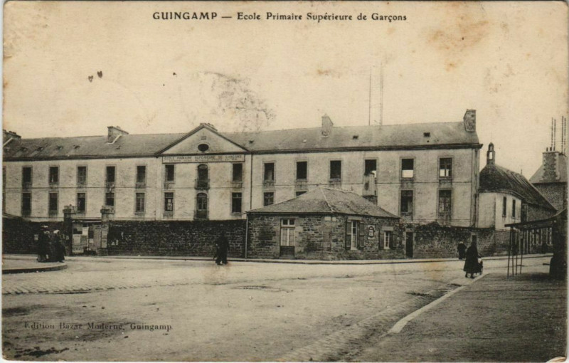 Carte postale ancienne Guingamp Ecole Primaire Superieure de Garcons France à Guingamp
