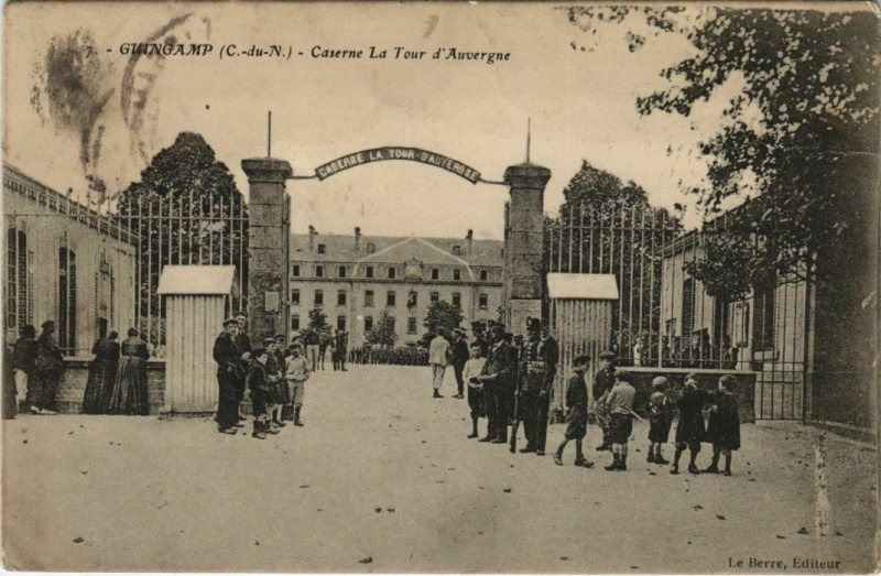 Carte postale ancienne Guingamp Caserne La Tour d'Auvergne France à Guingamp