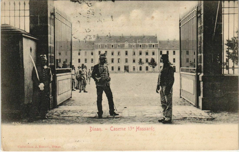 Carte postale ancienne Dinan Caserne 13e Hussards France à Dinan