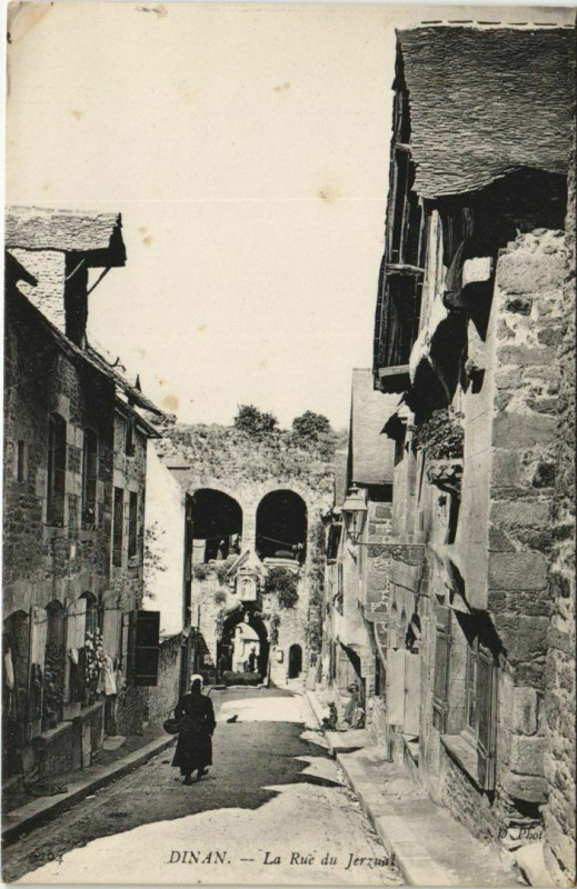 Carte postale ancienne Dinan La Rue du Jerzual France à Dinan