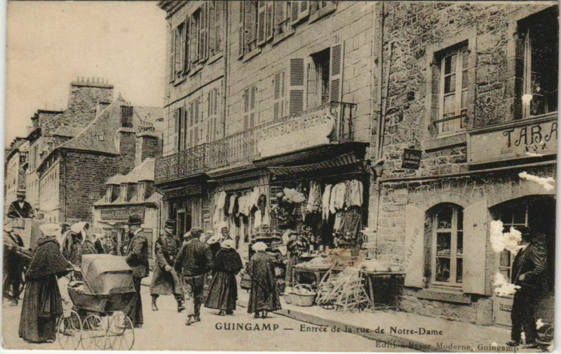 Carte postale ancienne Guingamp Entree de la rue de Notre-Dame France à Guingamp