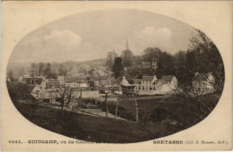 Carte postale ancienne Guingamp vu du Chemin de Fer France à Guingamp