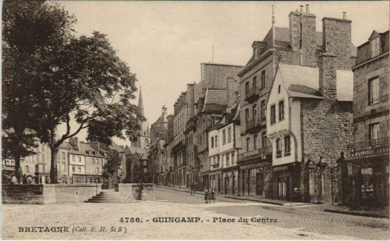 Carte postale ancienne Guingamp Place du Centre France à Guingamp