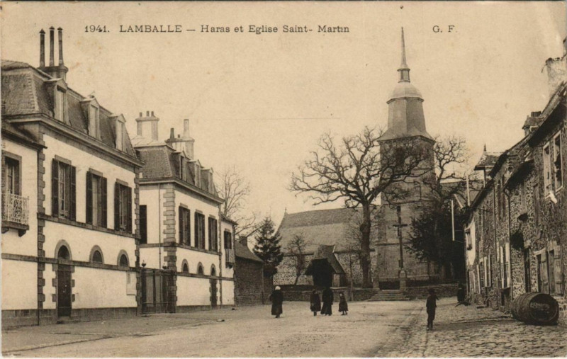 Carte postale ancienne Lamballe Haras et Eglise Saint-Martin France