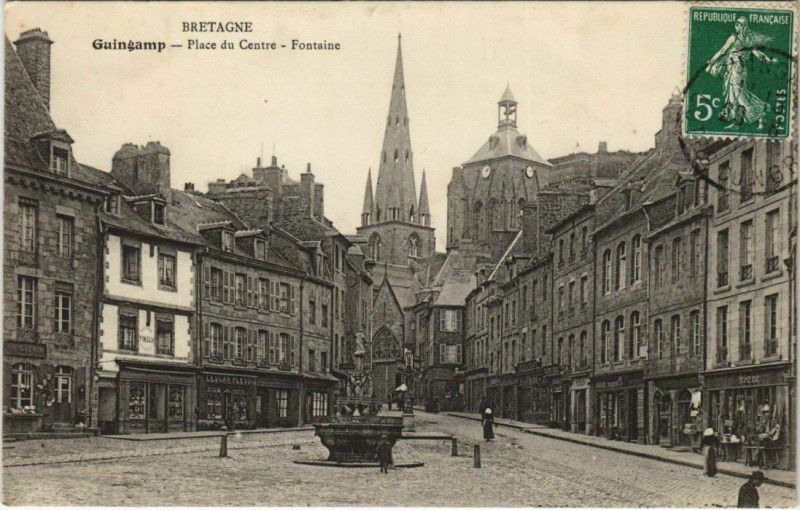 Carte postale ancienne Guingamp Place du Centre, Fontaine France à Guingamp