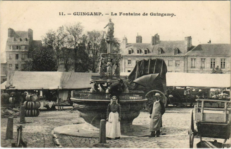 Carte postale ancienne Guingamp La Fontaine de Guingamp France à Guingamp