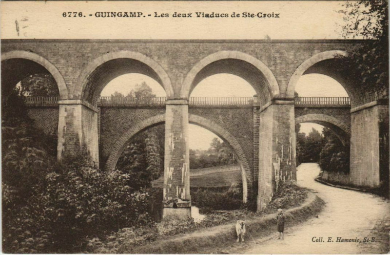 Carte postale ancienne Guingamp Les deux Viaducs de Sainte-Croix France à Guingamp