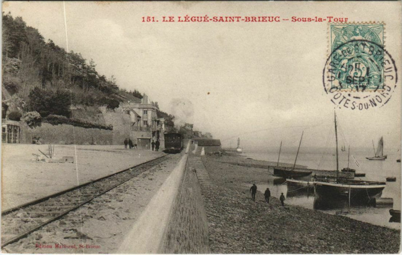 Carte postale ancienne Saint Brieuc Sous la Tour France à Saint-Brieuc