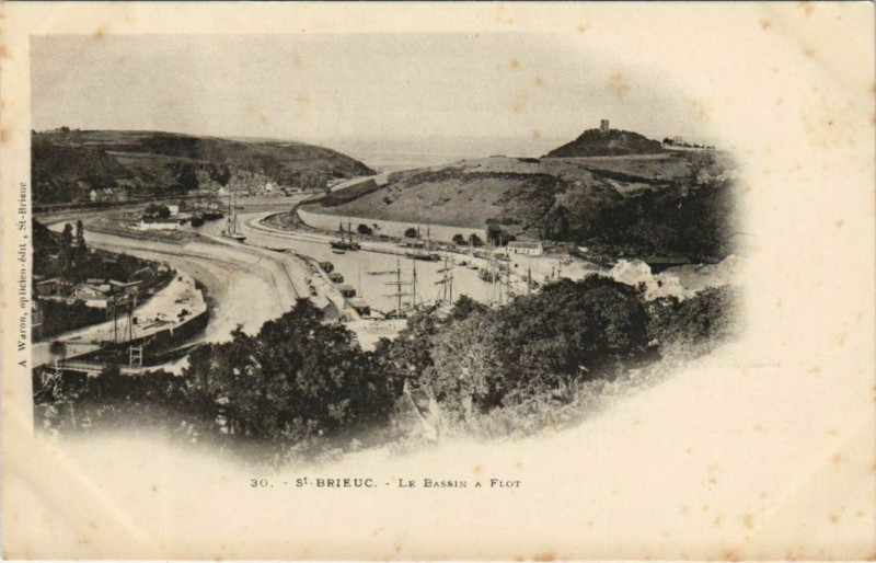 Carte postale ancienne Saint Brieuc Le Bassin a flot France à Saint-Brieuc