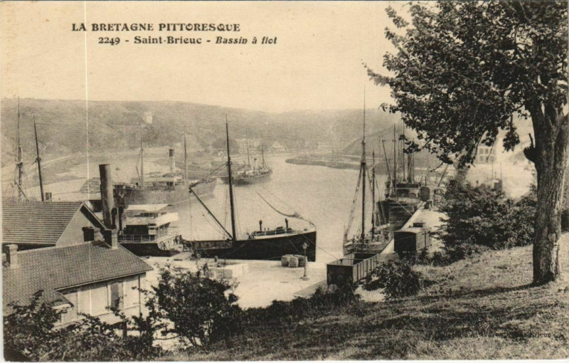 Carte postale ancienne Saint Brieuc Bassin a flot France à Saint-Brieuc