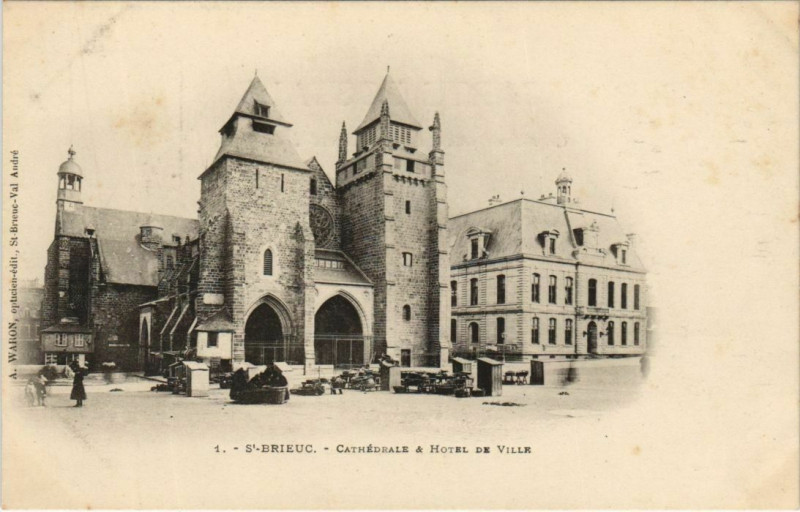 Carte postale ancienne Saint Brieuc Cathedrale & Hotel de Ville France à Saint-Brieuc