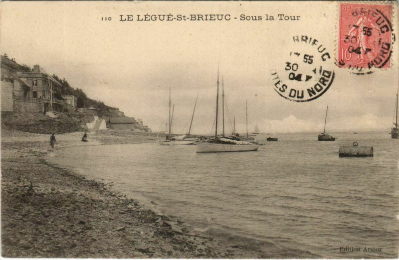 Carte postale ancienne Saint Brieuc Sous la Tour France à Saint-Brieuc