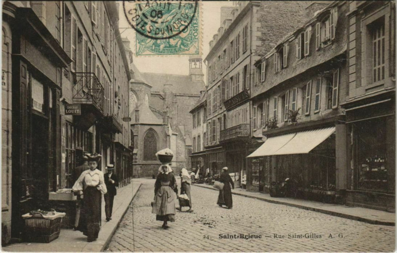 Carte postale ancienne Saint Brieuc Rue Saint-Gilles France à Saint-Brieuc