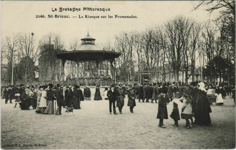 Carte postale ancienne Saint Brieuc Le Kiosque s les Promenades France à Saint-Brieuc