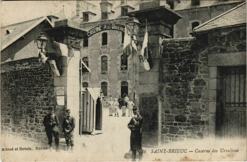 Carte postale ancienne Saint Brieuc Caserne des Ursulines France à Saint-Brieuc