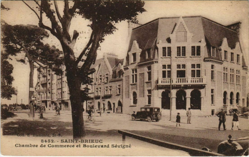 Carte postale ancienne Saint Brieuc Chambre de Commerce et Blvd Sevigne France à Saint-Brieuc