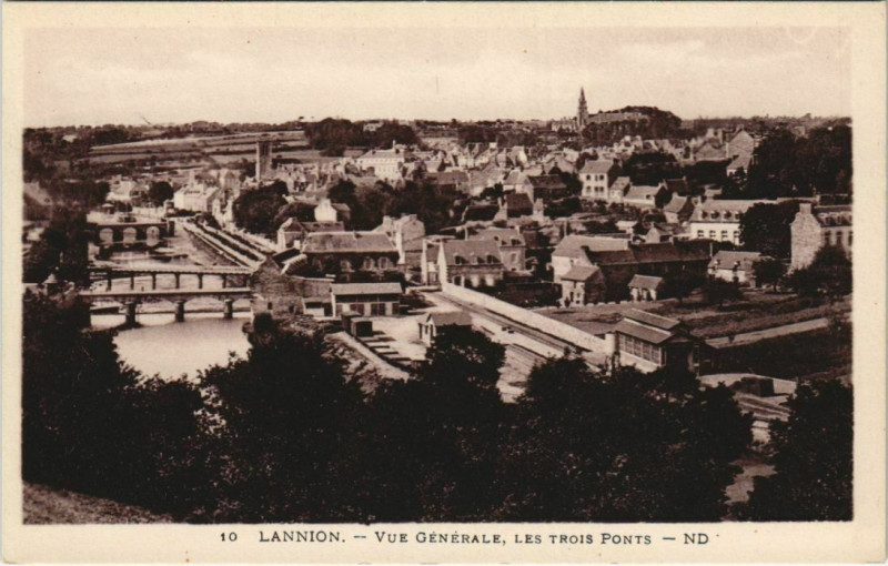 Carte postale ancienne Lannion Vue Generale, les trois ponts France à Lannion