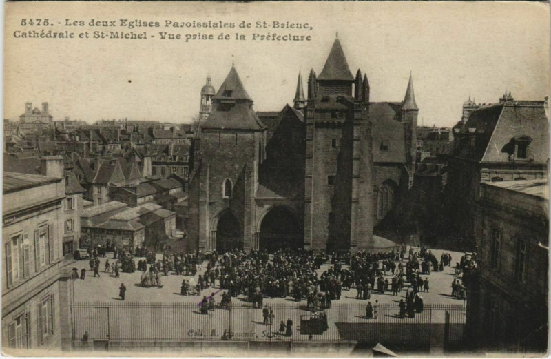 Carte postale ancienne Saint Brieuc Les deux Eglises Paroissiales France à Saint-Brieuc