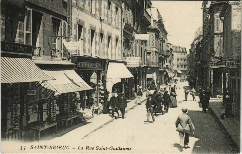 Carte postale ancienne Saint Brieuc La Rue Saint-Guillaume France à Saint-Brieuc