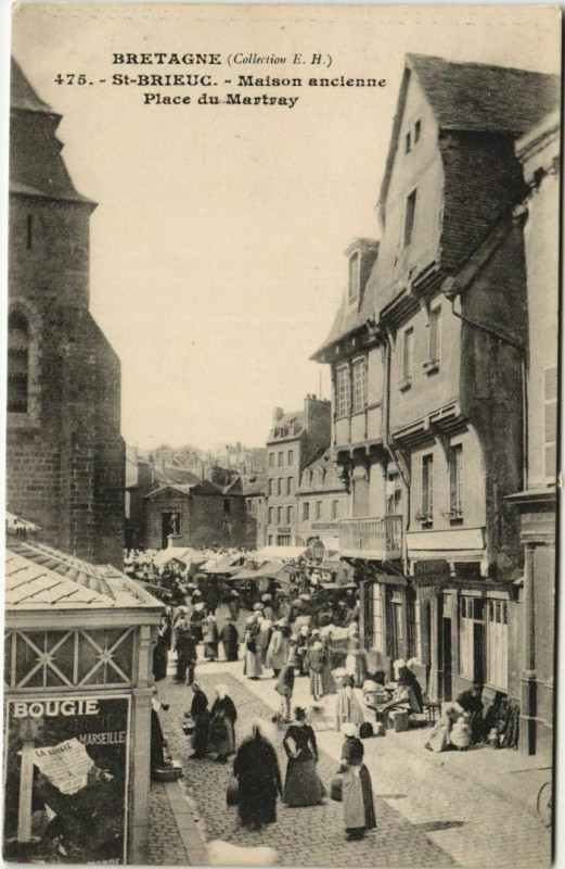 Carte postale ancienne Saint Brieuc Maison ancienne, Place Martray France à Saint-Brieuc