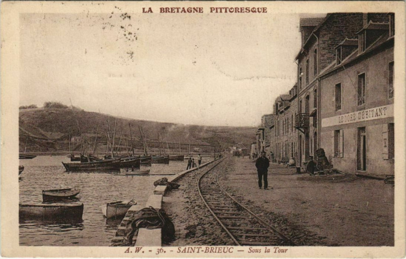 Carte postale ancienne Saint Brieuc Sous la Tour France à Saint-Brieuc