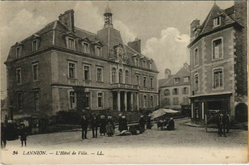 Carte postale ancienne Lannion L'Hotel de Ville France à Lannion