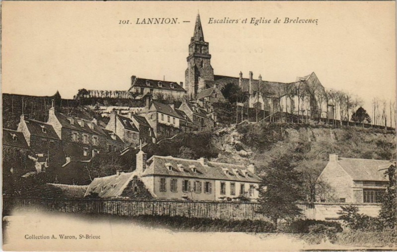 Carte postale ancienne Lannion Escaliers et Eglise de Brelevenez France à Lannion