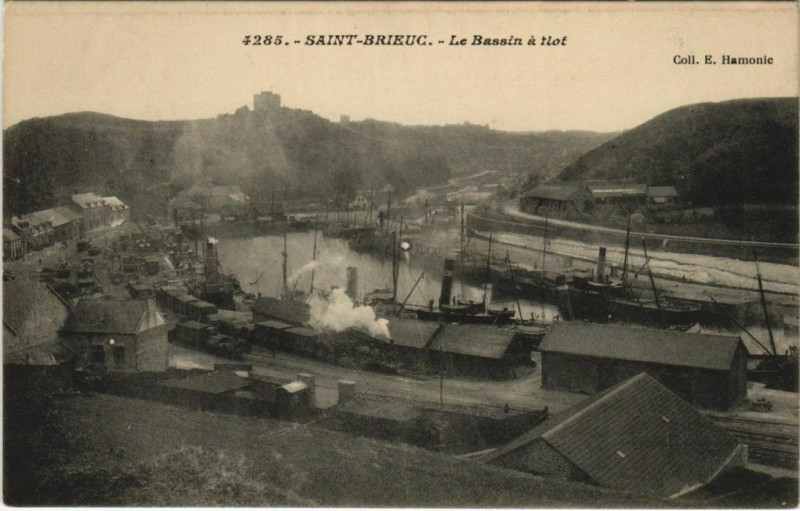 Carte postale ancienne Saint Brieuc Le Bassin a flot France à Saint-Brieuc